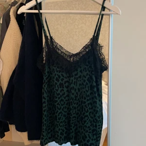 Linne med spets - Köpare står för ev. frakt. Står i storlek