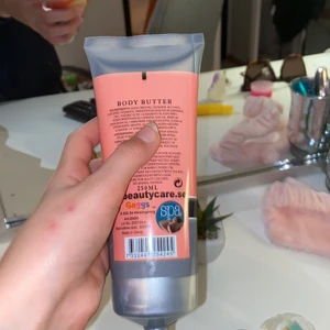 Body butter - Helt oanvänd men där man öppnar är det ett pyttelitet hål 
