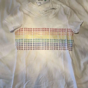 t-shirt med tryck - vit t-shirt från guess med tryck från guess. liten i storlek men prislappen kvar