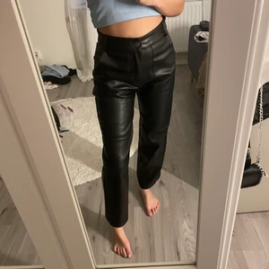 Monky - Fina byxor som är sköna o ha när de är kallt då de är lite fodrade, stl 32💙