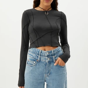 Weekday, Tröja/Topp, mörkgrå  - Tröja från Weekday, mörkgrå färg i storlek xs. Den är aldrig använd. Inga defekter, bara inte min stil och jag hann inte returnera den i tid. Frakt ingår i priset. Vid intresse, frågor eller fler bilder, skriv 💗