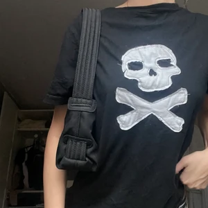 Helt oanvänd HVISK väska - Super fin helt oanvänd HVISK väska! Nypris: 1000 kr. Säljes eftersom att jag inte använder den. Höjd: 17,5 cm Längd: 30 cm Vidd: 10 cm handtag: 21,5 cm ONE SIZE💕dragkedja och ett loppet stort fack med några små fickor på insidan. 