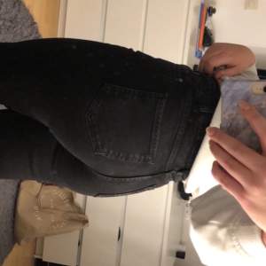 Säljer mina svarta jeans från madlady eftersom de har blivit för små. Jag är 172 och jeansen är i bra skick, köparen står för frakt!💗