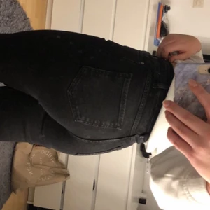 Svarta jeans - Säljer mina svarta jeans från madlady eftersom de har blivit för små. Jag är 172 och jeansen är i bra skick, köparen står för frakt!💗