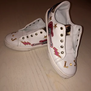 Balla skor! - Coola skor som tyvärr inte kommer till användning. De är använda en gång, så i fortsatt bra skick!  Frakt tillkommer på 66kr. Kontakta mig vid frågor💕