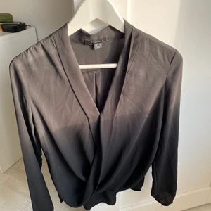 Blus  - Två blusar i vit och svart. Båda för 150 eller en för 100. Frakt står köpare för (köpare väljer fraktsätt) eller kan vi mötas upp i Kävlinge/Lund/Landskrona/Staffanstorp/Löddeköpinge osv 