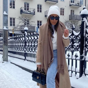 Sandvit mössa  - Oanvänd sandvit fluffig mössa, köp direkt för 299kr/st