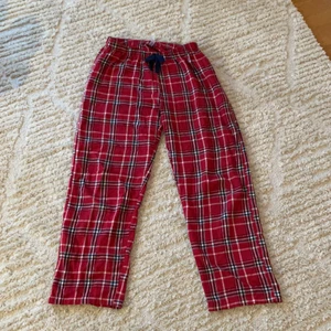 Pyjamasbyxor  - Säljer nu mina mysiga pyjamasbyxor som är köpta i en butik på Västkusten!❤️ Är i strl M men passar xs-m beroende på hur man vill att dom ska sitta på en! Flera intresserade börjas den en budgivning annars köp för direkt pris. {Betalning sker via swish och köparen står för frakten}