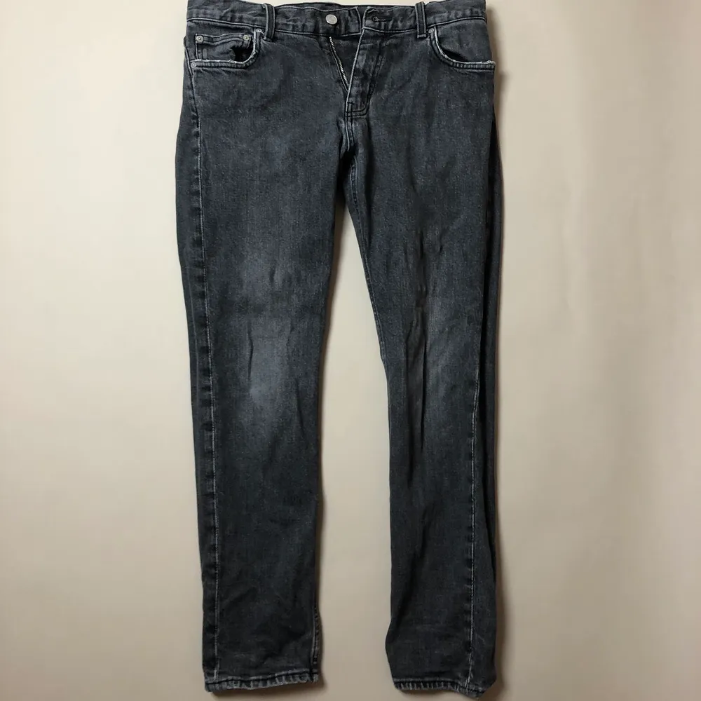 Ett as snygga Weekday Jeans som jag vuxit ur, väldigt bra cond inga missfärgningar eller liknade. Köpta för 500 kr.. Jeans & Byxor.