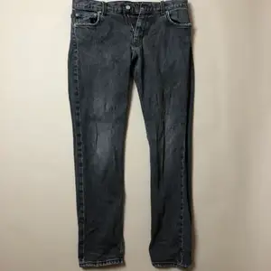 Ett as snygga Weekday Jeans som jag vuxit ur, väldigt bra cond inga missfärgningar eller liknade. Köpta för 500 kr.