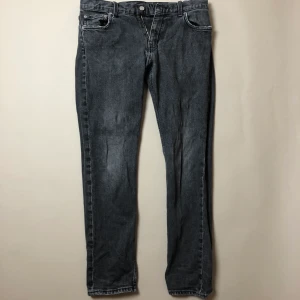 Weekday W28 L30 - Ett as snygga Weekday Jeans som jag vuxit ur, väldigt bra cond inga missfärgningar eller liknade. Köpta för 500 kr.