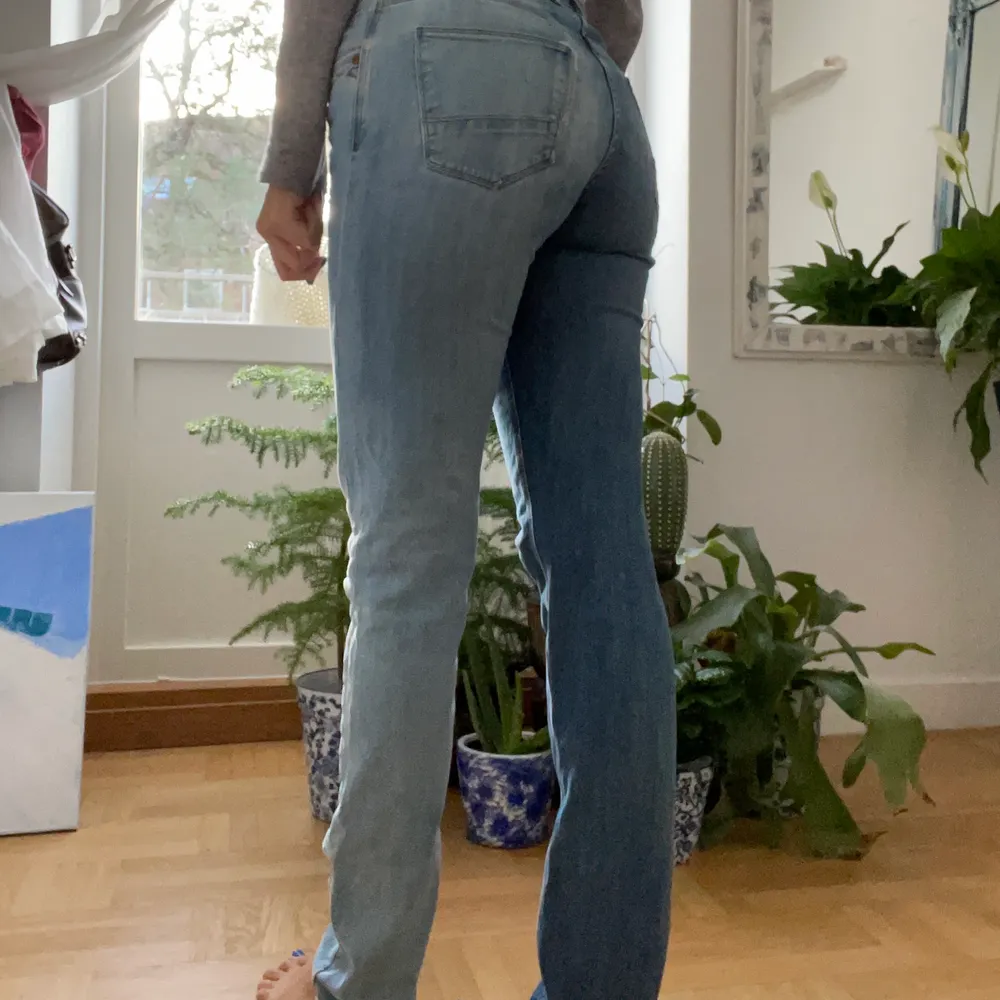 Snygga lowwaisted jeans från massimo dutti! Straight fit. Farkut & Housut.