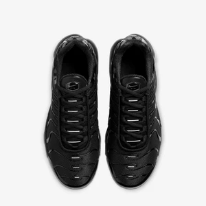 Nike TN black  - Säljer mina favvisar då jag känner att jag vuxit ur mig de! I använt skick men fortfarande otroligt fräscha. För fler bilder kontakta mig💓 finns att köpa i butik för 1899:- 