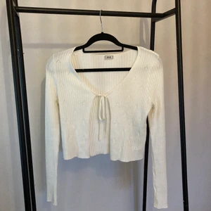 Vit kofta - Sååå fin kofta! Använd endast 1 gång så väldigt bra skick! Köpt för ca 350kr från Asos men märket är Pimkie. Hör av dig om du har frågor🤍