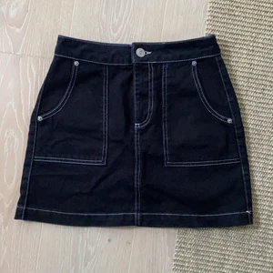 Kjol strl XS - Supergullig kjol från Urban Outfitters som jag köpt här på plick. Den är i gott skick och sitter som en smäck❤️‍🔥❤️‍🔥❤️‍🔥❤️‍🔥❤️‍🔥