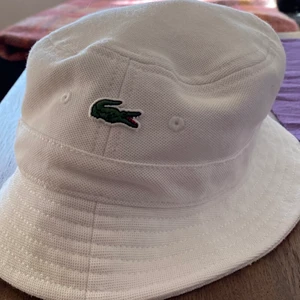 Lacoste buckethat storlek S/M - Lacoste buckethat. Inga synliga märken. Storlek M men sitter nog mer som en S. Skriv för fler bilder💕 pris går att diskutera❤️