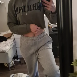 Grön kort hoodie - En kortare grön hoodie med svart text. Är i storlek M men sitter bra på mig som är S. Köpte den på hm för länge sen men har bara använts ett fåtal gånger💕 köparen står för frakt 