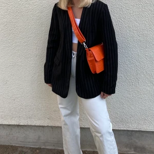 Vita jeans - Svin snygga vita jeans från Monki!! Jätte bra skick! Skicka meddelande för fler bilder eller om du har frågor🥰