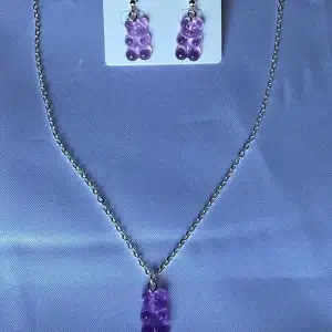 Aurora earrings & Clara necklace dessa smycken finns att köpa i färgerna lila💜 rosa💗 grön💚 gul💛 blå💙 svart🖤 vit🤍 ljusorange🧡 neonorange🧡 röd❤️ örhängena kostar 30kr och halsbanden 25kr// kram Ellen& Moa