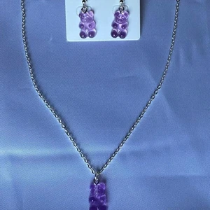 💜🐻Aurora earrings & Clara necklace🐻💜 - Aurora earrings & Clara necklace dessa smycken finns att köpa i färgerna lila💜 rosa💗 grön💚 gul💛 blå💙 svart🖤 vit🤍 ljusorange🧡 neonorange🧡 röd❤️ örhängena kostar 30kr och halsbanden 25kr// kram Ellen& Moa