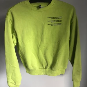 H&M tröja neon - Hel nästan som ny. Inte min stil och har ingen aning varför jag ens köpte den strl S.