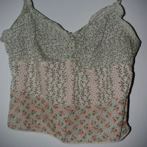 Linne i storlek 44 - Ett gulligt linne i storlek 44, men passar bra på mig som är S-M. Volangerna längs kragen går att strycka ned så de ligger lite finare. Pris kan diskuteras!! 