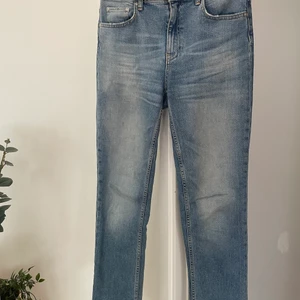 Raka jeans  - Säljer dessa jeans då de blivit för små! Från ginatricot i storlek 38. Raka i benen med liten slits på utsidan. Köparen står för frakt!