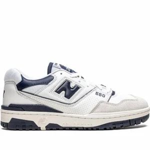 New balance 550 - New balance 550 i färgen som är på de två sista bilderna. Köpta från Restock, kommer med låda kvitto och allting :) säljer då det är aningen försmå för mig. Iprincip nyskick, använda 2 gånger. Köpta för 2 410kr, frakt ingår!