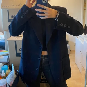 Blå-rutig kavaj! - Säljer denna blå-rutiga kavaj från Studio 0001 by Ferre i storlek XL! Jag har vanligtvis S-M och den sitter perfekt på mig! Kavajen är relativt tjock och går att använda som jacka, säljer den för 150kr!