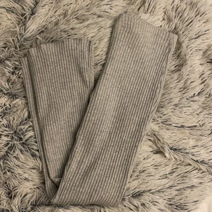 Byxor  - Säljer ett par gråa ribbade mjukisbyxor, använda 1-2 gånger från Gina 