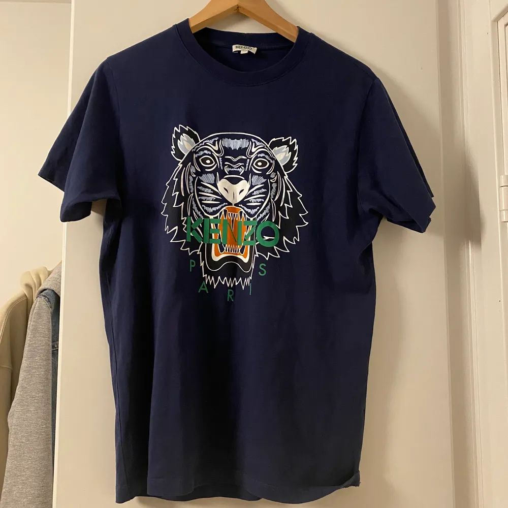 En riktigt snygg kenzo t-shirt i marinblå, har dock ej aldrig kommit till användning för mig. . T-shirts.