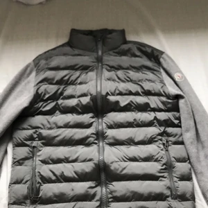 Höst jacka storlek S-M - Hej säljer min höst moncler jacka för har ingen användning för den och tar för mycket plats.