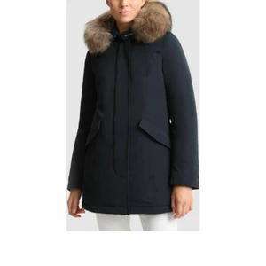 Mörkblå Woolrichjacka - Säljer nu min woolrichjacka då den inte kommer till användning till fördel för andra jackor! Jackan är sparsamt använd alltså i väldigt gott skick! Nypris 8000! 