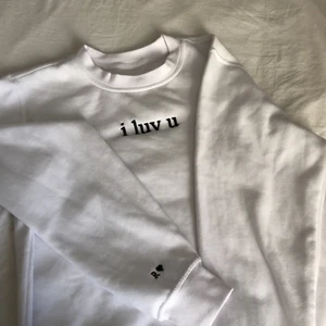 Custom made sweatshirt 🤍 - En custom made sweatshirt med bokstaven R på högerarmen, aldrig använd då vi hann göra slut innan 😃 