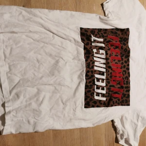 Jättefin t-shirt  - En fin leopard mönstrad t-shirt från ginatricot med texten "feeling it" i storlek XXS. Superbra skick! Köptes för 249kr, jag säljer den för 50kr. 