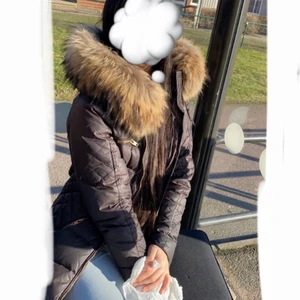 Rockandblue jacka - Användes väldigt få gånger då jag hade en annan jacka som jag använde istället. Pälsen är väldigt fin och äkta, jackan är  den långa versionen och är i ny skick. Säljer pga nytt köp:) kan fraktas och mötas upp i göteborg. Priset går att diskutera:) den är i storlek 34 tror jag och den passar mig som är 156 cm samt 45-50 kg