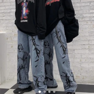 Baggy jeans - Så coola jeans ❤️‍🔥 Använda men fint skick . Passar mig m waist 27/28 perfekt. Skriv  bilder för frågor & egna bilder 💬😁 frakt tillkommer