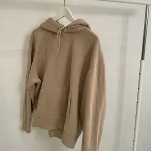 Beige hoodie ifrån weekday, strl M-L!! Aldrig använd