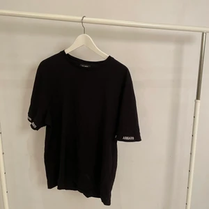 Axel arigato t-shirt - Axel arigato t-shirt köpt på Nk i göteborg, nästan oanvänd!! 