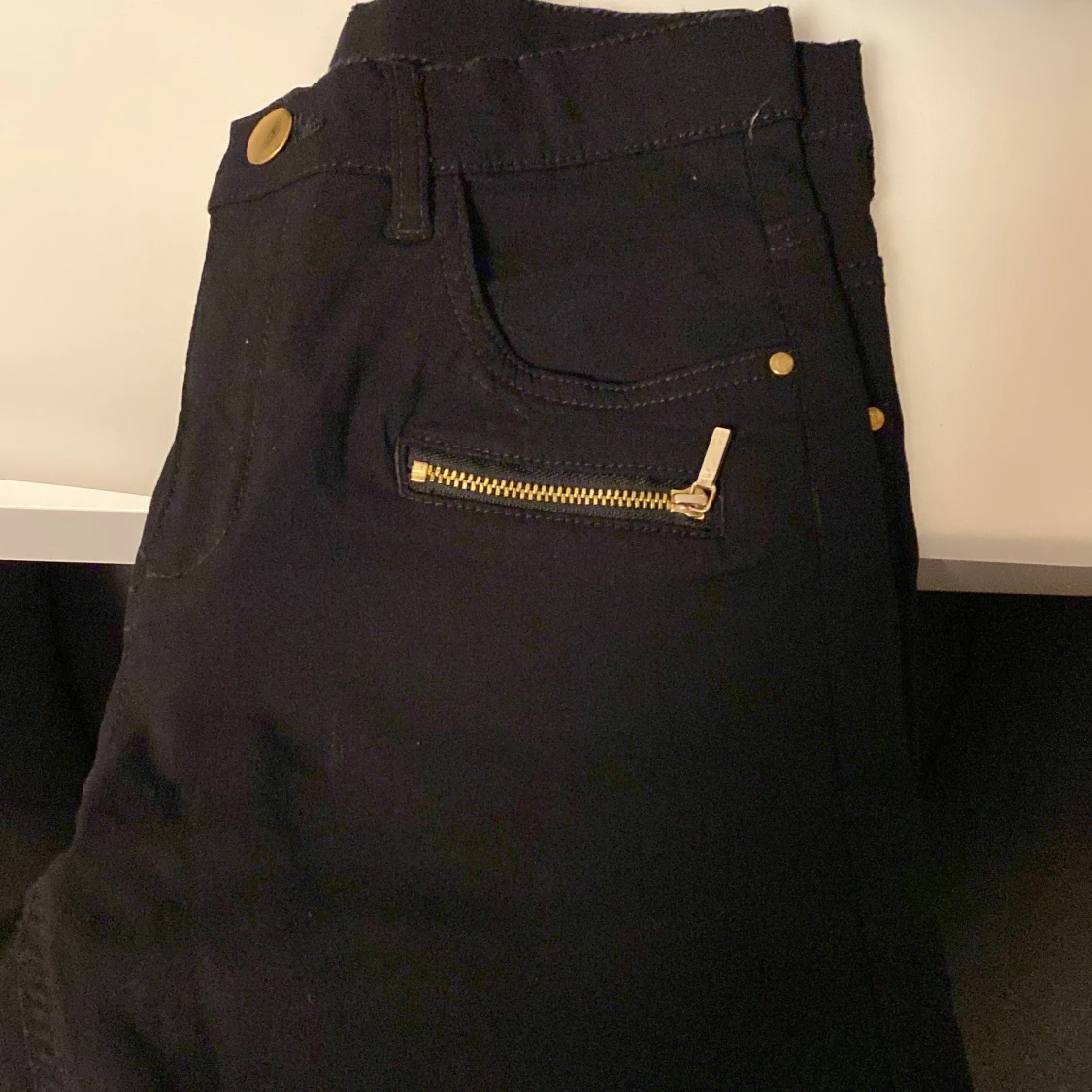 Svarta byxor med kedjor  - 90