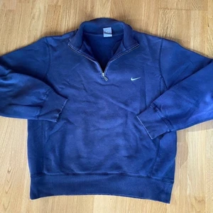 Nike sweatshirt  - (On hold) BUDGIVNING AVSLUTAS 7/11 KLOCKAN 20.00. Säljer denna sjuka half zip sweatshirten från Nike! (Vid bra bud) Den är i begagnat skick och storlek M. Färgen är lite mörkare i verkligheten, men som bild ett i solljus. Buda i kommentarerna ⭐️🍁❤️ Köp direkt för 600kr