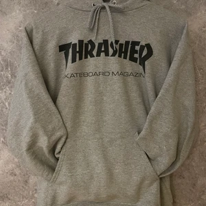Thrasher hoodie - Hoodie från Thrasher. Något stor i storleken. Har använt den flera gånger men i bra skick, mudden har fått lite mörkare färg.  Väldigt go och mysig tröja!