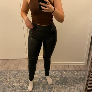 Svarta skinnbyxor storlek 36 - Säljer dessa väldigt stretchiga skinnbyxor! De har små slitningar på 2 ställen (skriv för bilder), men det är inget man lägger märke till direkt. Utöver det är dom i bra skick!🌟🌟