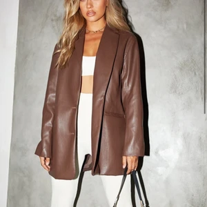 Motel rocks PU blazer brown - SKITSNYGG brun blazer från Motel Rocks. Säljer pga jag är 158cm och tycker att den blev för lång för mig, den är så snygg annars och funkar ju att ha som klänning också om man är i min längd! Aldrig använd prislapp fortfarande kvar. Köpte för 84 Euro, säljer för 499kr.  Köpare står för frakt :) 