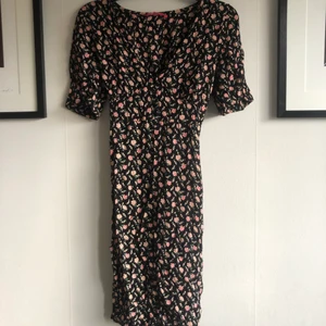 Blommig klänning från indiska - säljer en blommig klänning som jag har köpt second hand! Storlek: medium. Material: 100% viscose. Skick: Aldrig använd av mig men är som sagt köpt på second hand! Inget att anmärka på :-) 