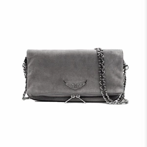 Gå zadig väska  -  Intresse koll på min gråa Zadig väska. Väskan är i bra skick och ordinarie priset är 3600 kr (skriv för fler bilder )💗