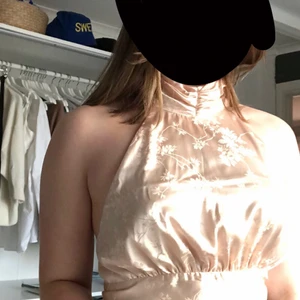 Partytopp - En jättefin topp med knäppning i nacken och knytning i ryggen❤️ har endast blivit testad och är i storlek M, men passar både xs och s! ⚡️