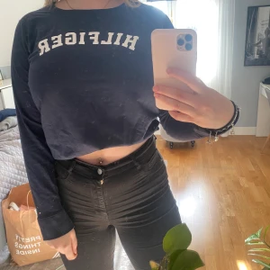 Marinblå Hilfiger sweatshirt  - Jag säljer denna marinblåa sweatshirt från Tommy Hilfiger, den har använt ett fåtal gånger. Den kommer från ett rökfritt hem och tvättas alltid innan den skickas och har du fler frågor är de bara att höra av dig.