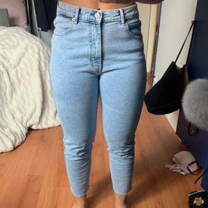 Mom jeans med lite stretch i sig. Fin ljusblå färg. Använda en gång. Storlek 40 men skulle mer säga en 38 , rätt små i storleken. 