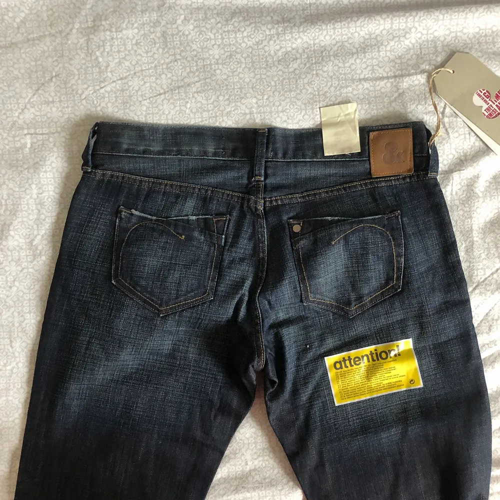 Lågmidjade bootcut jeans från H&M med prislapp kvar. Köpta på 2000-talet, aldrig använda dock. Midjemått: 80cm. Innerbenslängd: 86cm ❤️ Passar nån som brukar ha stl 36-38 i jeans . Jeans & Byxor.